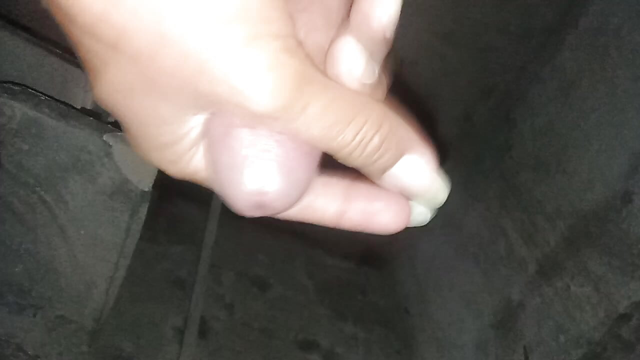 I'm Playing My Cock then I pee on sink