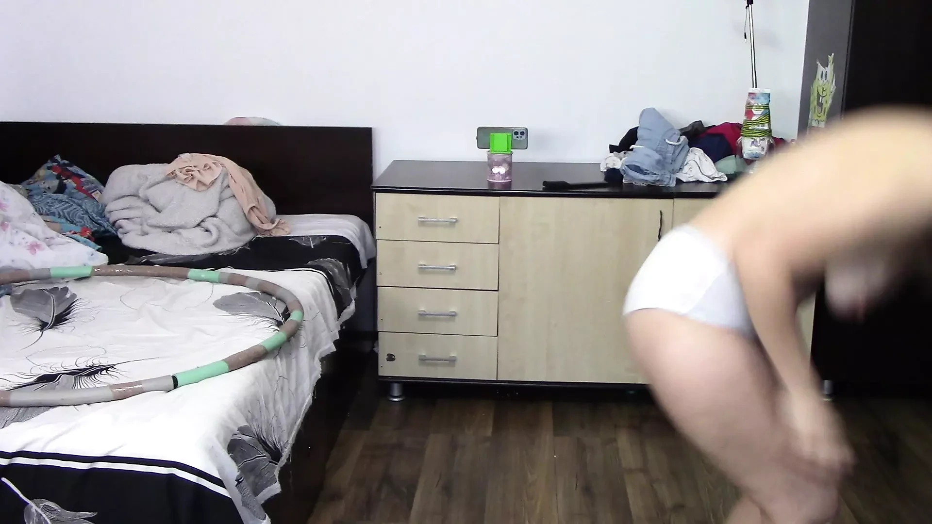 Seksi žena trenira gola kod kuće. Seksi brineta pokušava na čarapama, dlakava maca, veliko dupe, velike sise.