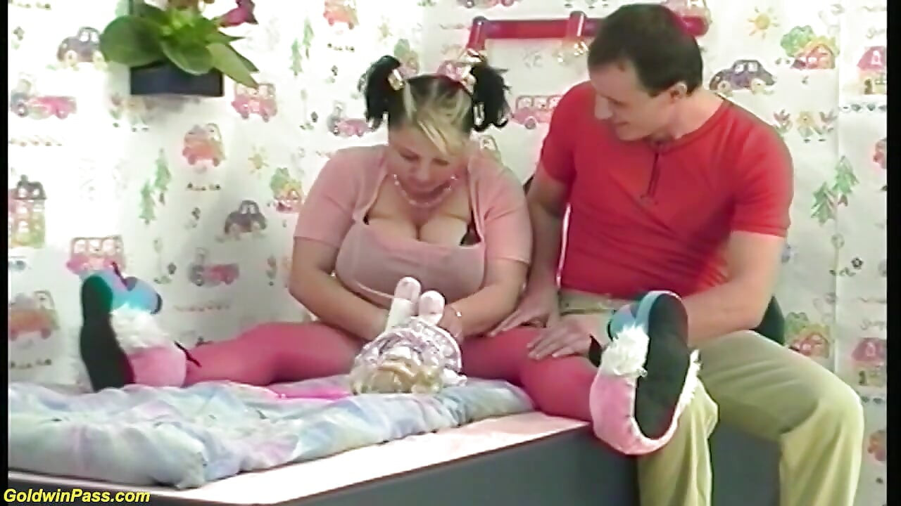 Rondborstige jonge bbw geniet van haar eerste ruige seks in een hete panty