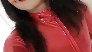 Der kleinen Sissy in Rot fehlt das Outfit