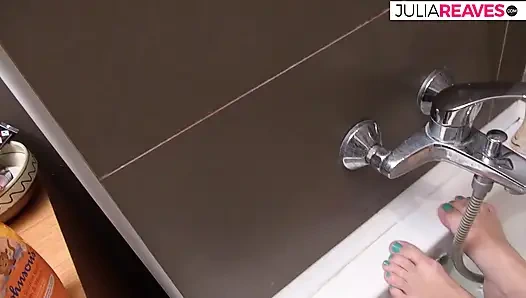 Seksi kız küvette tıraş olduktan sonra kendini parmaklıyor