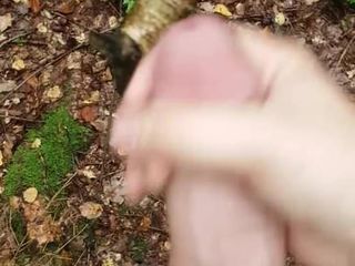 Masturbare în pădure și spermă pe un copac