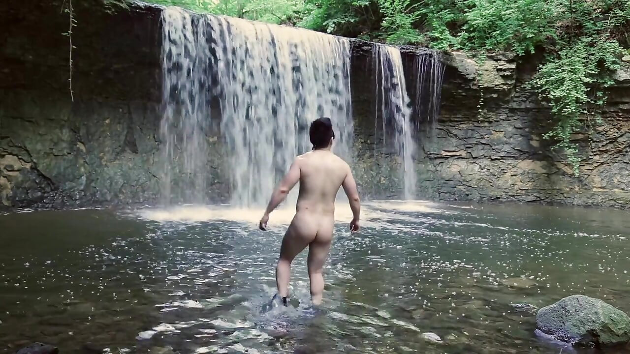 Lihaksikas aasialainen Hunk Flexes in Speedo by Waterfall - Tight Ass & Hole Tease, strips Naked & Explodes with Massive Cumshot