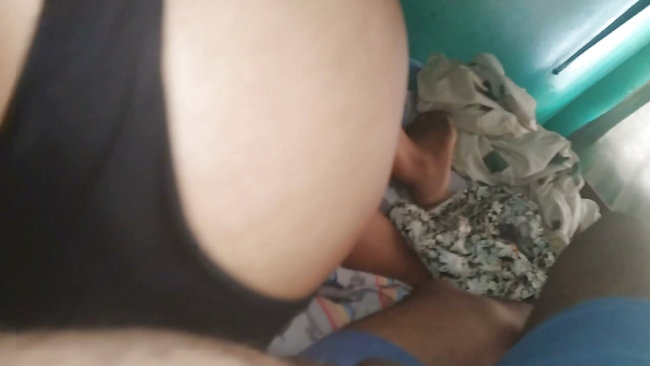 Jak lahodně sebou cuká zadek mé brunetky tchyně, když si honí