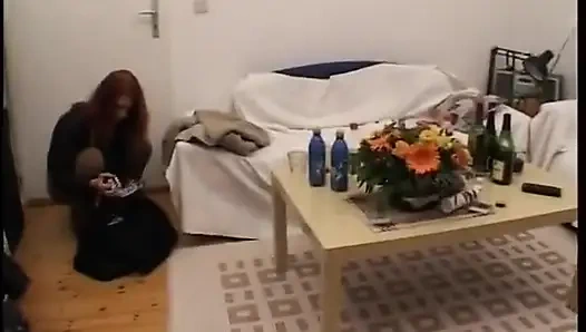 Schönes rothaariges schätzchen befriedigt ihre muschi mit einem vibrator