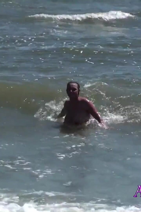 Tante nakal nyepong kontol di pantai umum.