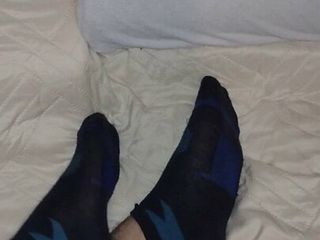 Masturbieren und diese Füße nach einem langen Arbeitstag beobachten