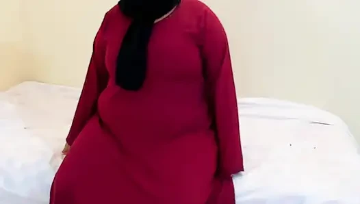 Meniduri ibu mertua muslim gemuk dengan burqa merah & jilbab (bagian-2)