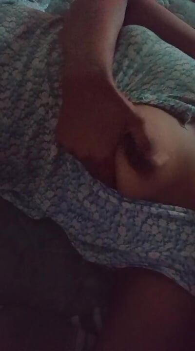 Sri Lanka Girl Musterbation em banheiro com Dildo Lust com peitos grandes e buceta molhada