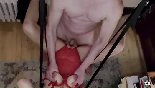 Мамочке обслуживают ее киску в ее качелях