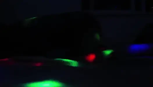 Romantik çift seks partisinde neredeyse yatağı ve kamerayı kırıyor