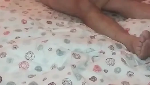 Kocam uzaktayken beni banyoda sikmesine izin verdim.