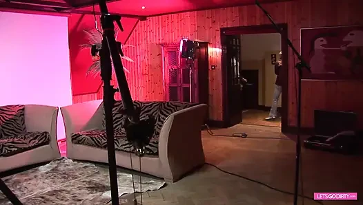 Tante seksi dengan memek berbulu di-gangbang habis-habisan sampai mengerang keenakan