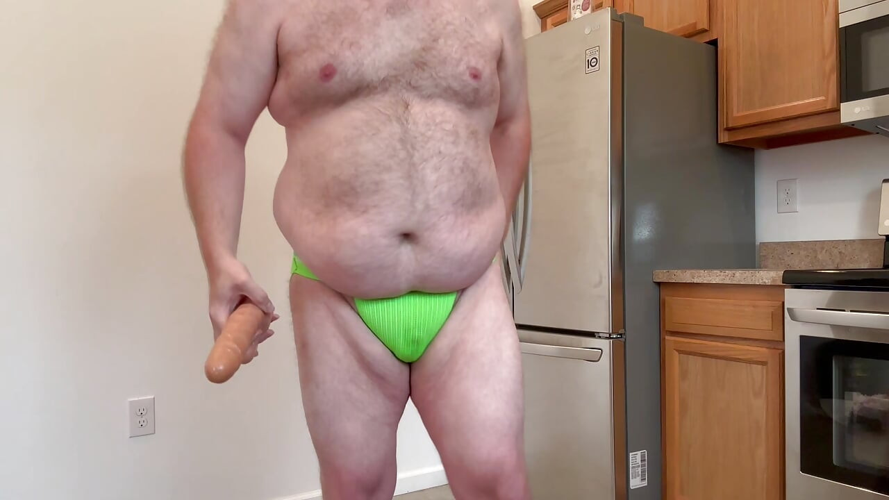 Veliki Trbušni Medvjed Jebe Sebe i Šprica Kroz Jockstrap!