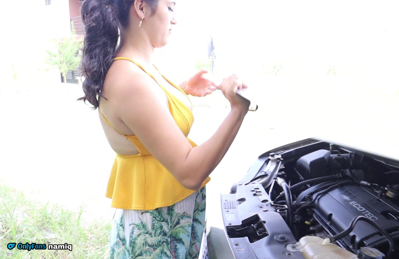 メカニックファック人妻はどこの真ん中で立ち往生