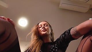 Clarissa - nylon beine pOV spuckende verbale demütigung!