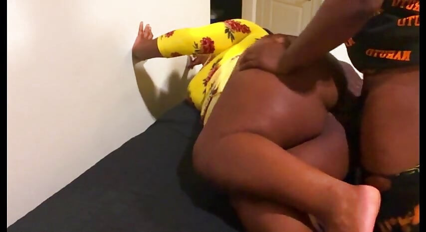 노란색 드레스를 입은 더티 다이애나는 문지르고 따먹히다