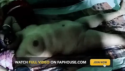 Pinki si mahasiswi india lagi asik ngusap memek bebasnya
