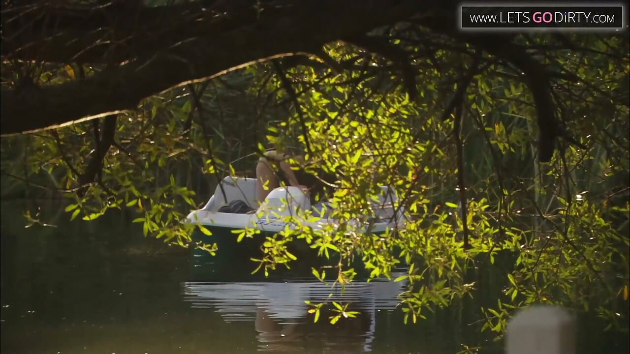 Hot girl rides a huge cock while out sailing in the dam