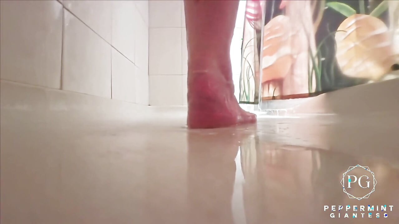 67 Douche géante POV taille 16 pieds et bouche fin