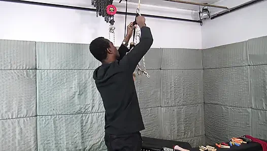 Memperkenalkan pacar baru ke ruang perbudakan