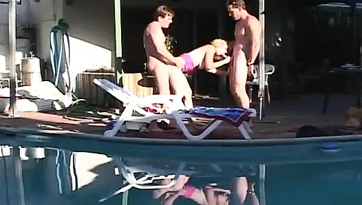 Двойное проникновение в тройничке с горячей блондинкой у бассейна