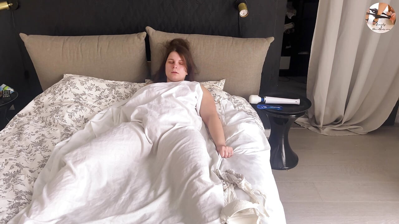 Sam w domu masturbuje się cipką grać pod prześcieradłami