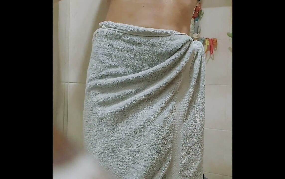STUCK IN THE BATHROOM AFTER SHOWER: I WAS ALONE... OR SO I THOUGHT