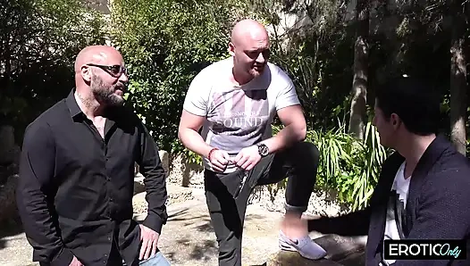 Spontan Fuck Pinggir Jalan Lapar MILF Memberikan Semuanya