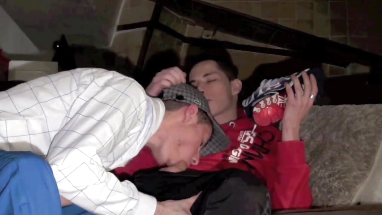 2个运动鞋男孩在家里的性爱录像