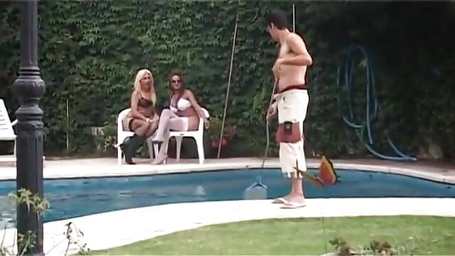 Con đĩ tóc vàng và tóc đỏ mạnh bạo làm tình trong khi trai trẻ đang xem chúng