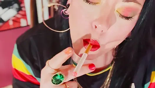 İngiliz tart Tina Snua Chain kibrit ışığı yanmış 2 Çin sigarası içiyor - sürüklenen sigara içen omi ome snap inhales