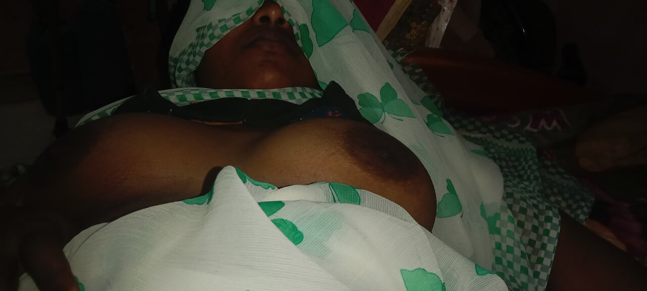 Teyzemin Vajinasını açıp Parmağından Su Aldım.