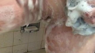 Freundin duscht ihre Muschi