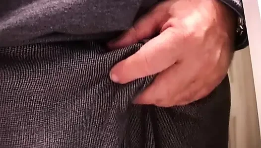 Cewek sange rambut cokelat ini lagi asik fingering memeknya sampai menganga lebar
