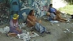 कामुक जर्मन महिलाओं का एक समूह सड़क पर कुछ सख्त लंड द्वारा चुदाई कर रहा है