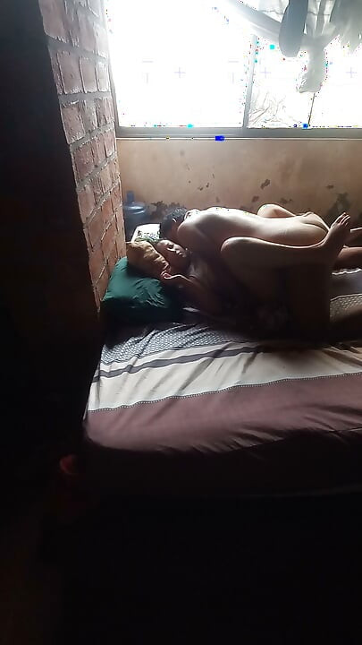 Můj nevlastní táta mi olizuje kundičku, než mě pořádně ošuká v posteli své ženy, nevlastní dcera nemůže přestat sténat