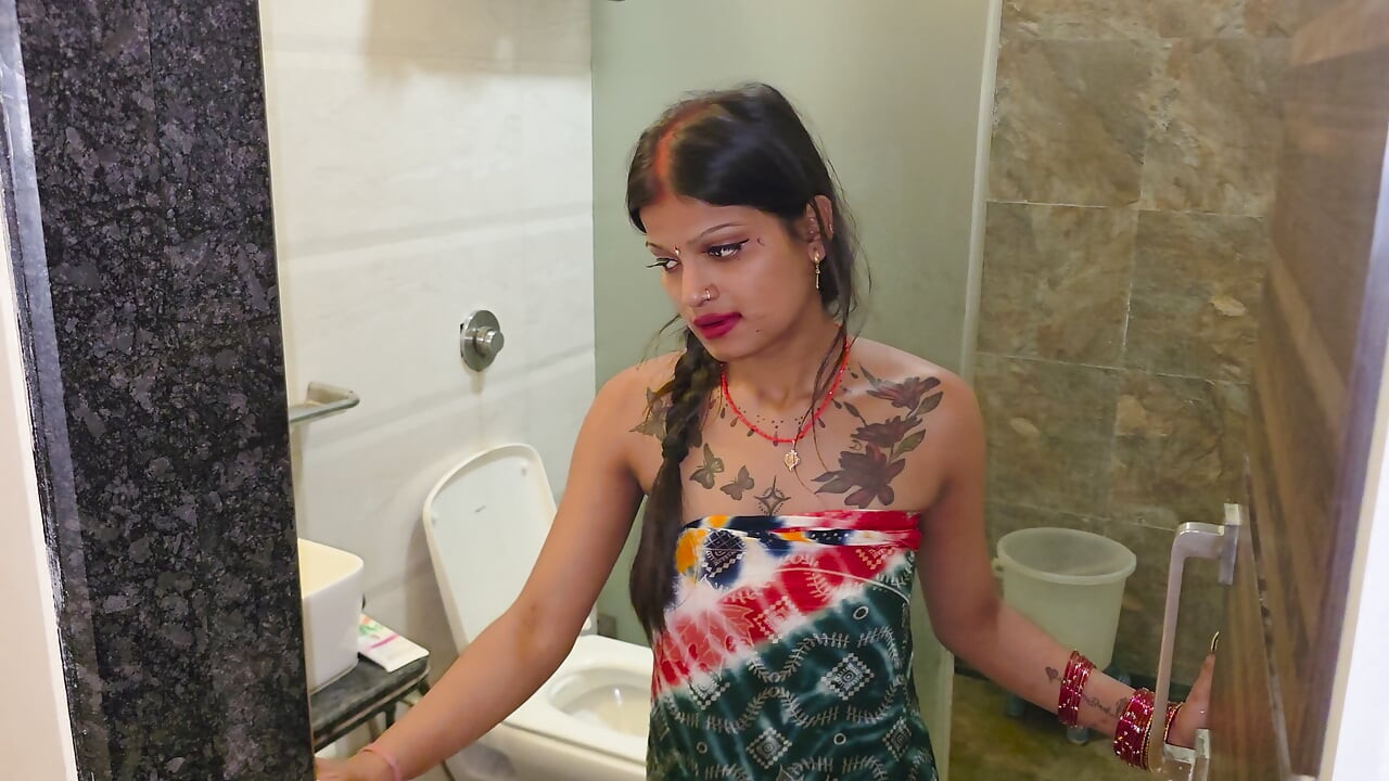 Desi Indian House wife ko husband ne baathroom main bahut pela
