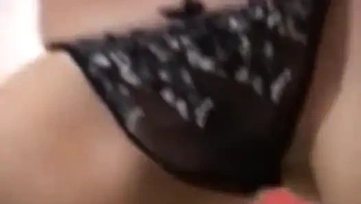 Pelacur amatir Italia dengan toket besar sedang mencari kontol keras untuk ditunggangi