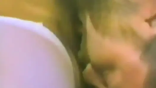 Блондинка с твердыми сиськами сосет хуй и глотает сперму