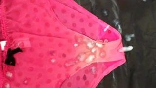 Enorm sperma geschoten over het roze slipje van mijn vrouw
