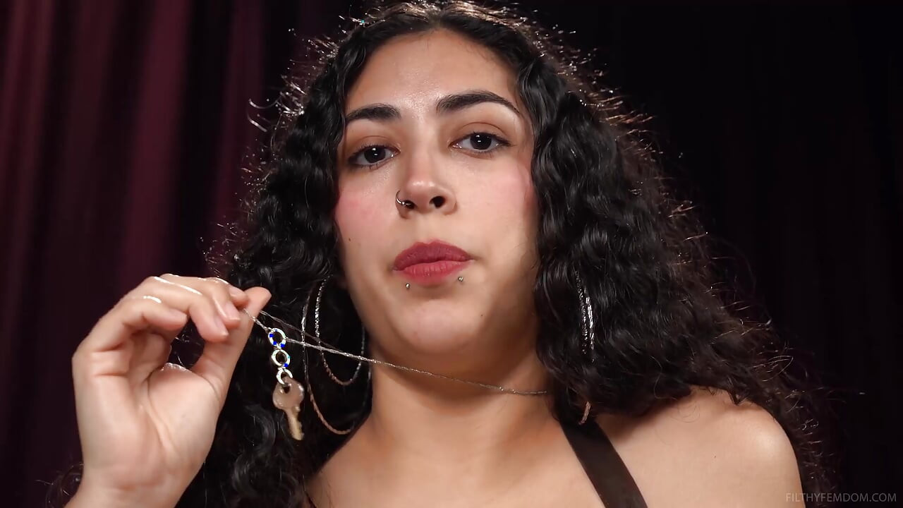 Mari Cherry domină într-o scenă intensă de dominare feminină