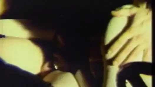 Лизание черно-белой киски в спальне