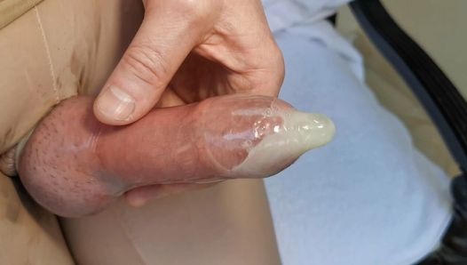 Ejaculatie in een strak condoom op het hotelbalkon van het vijfsterrenhotel in het Midden -Oosten