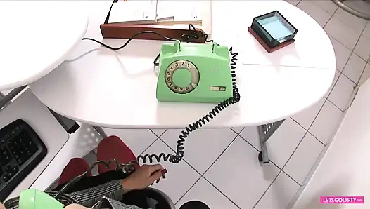 Сексуальная секретарша в красном нижнем белье и чулках скачет на хорошем члене