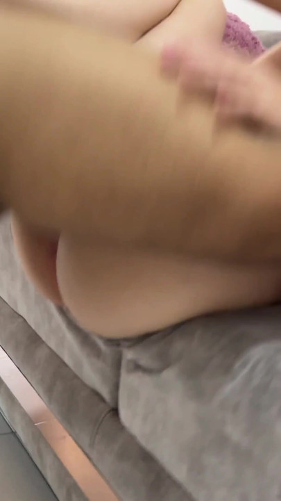 สาวละตินตูดใหญ่ยั่วชายเคร่งศาสนาตัวเล็กที่มาเยี่ยมเธอเพื่อสั่งสอนเธอ แต่สุดท้ายก็เย็ดเขาอย่างหนักจนเธอ... | คลิป 2