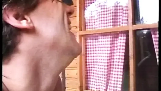 Alman sürtük sıkı anal deliğini sikiyor