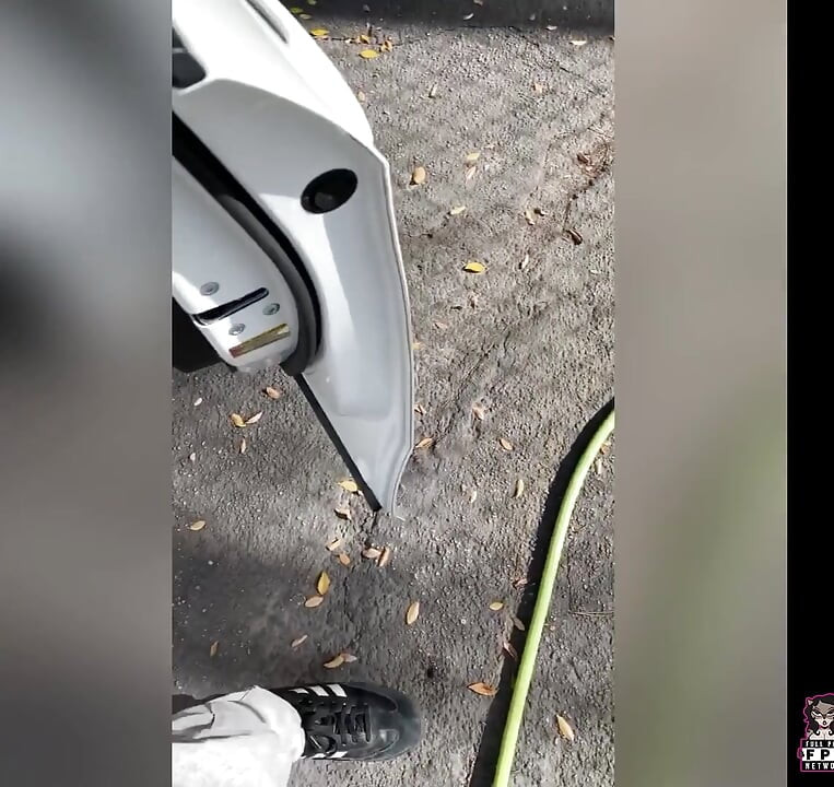 Abbie Maleys biltur bliver til et blowjob på parkeringspladsen