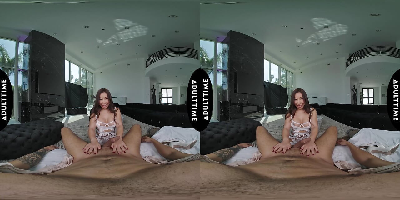 UP CLOSE VR - Η Nicole Doshi παίρνει τον έλεγχο στο Cowgirl Vr Pov με σκληρή βόλτα με μεγάλα βυζιά