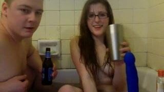 Секс в паре перед вебкамерой в ванной